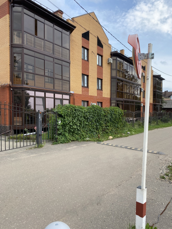 Круглое дорожное зеркало с козырьком для обеспечения видимости при выезде с парковки, Тверицкая набережная, частный сектор