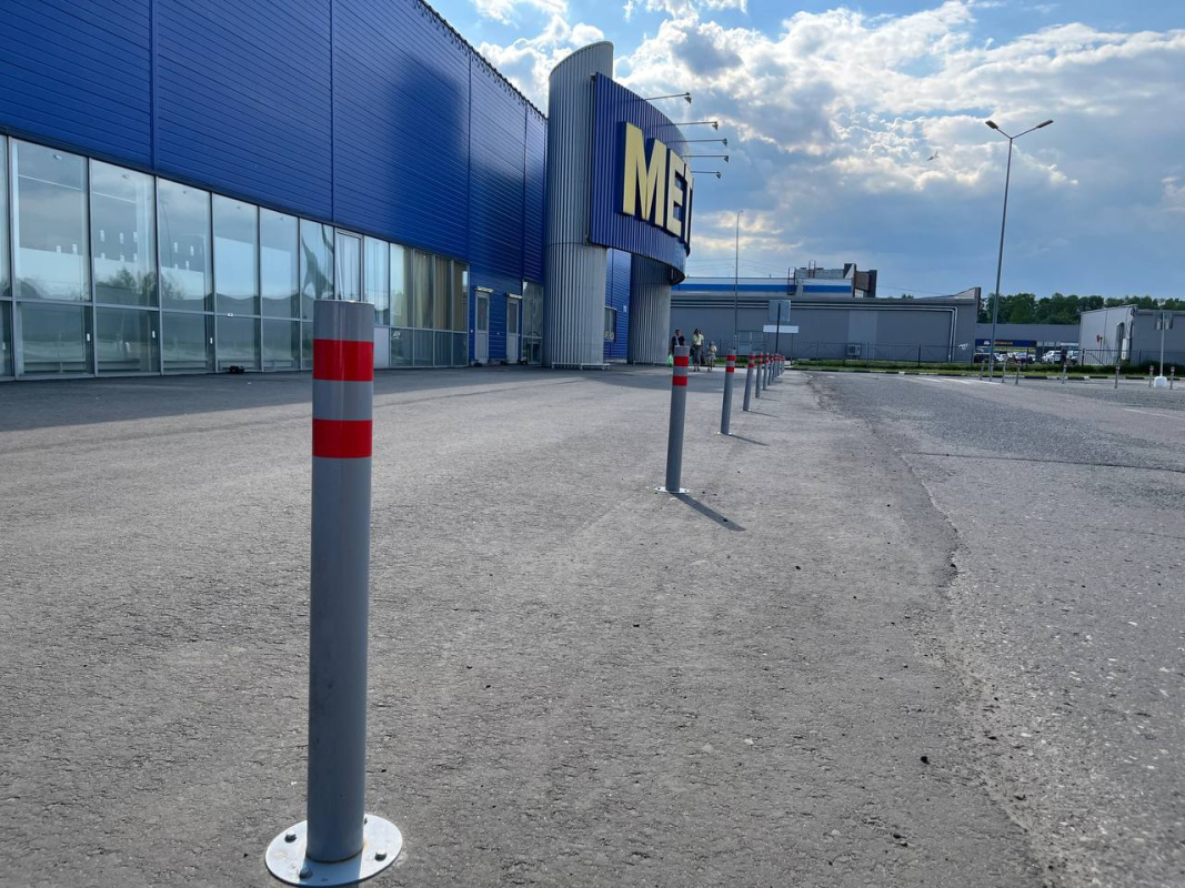 Установка парковочных столбиков анкерного типа на площадке перед гипермаркетом Установка парковочных столбиков анкерного типа на площадке перед гипермаркетом