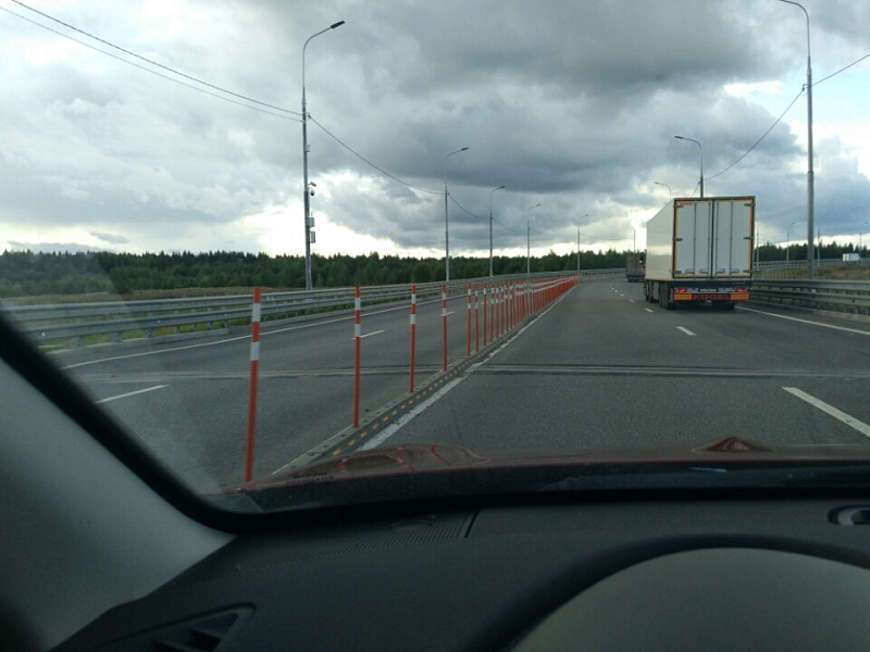 Разделение полос движения на автотрассе делиниаторами с гибкими столбиками