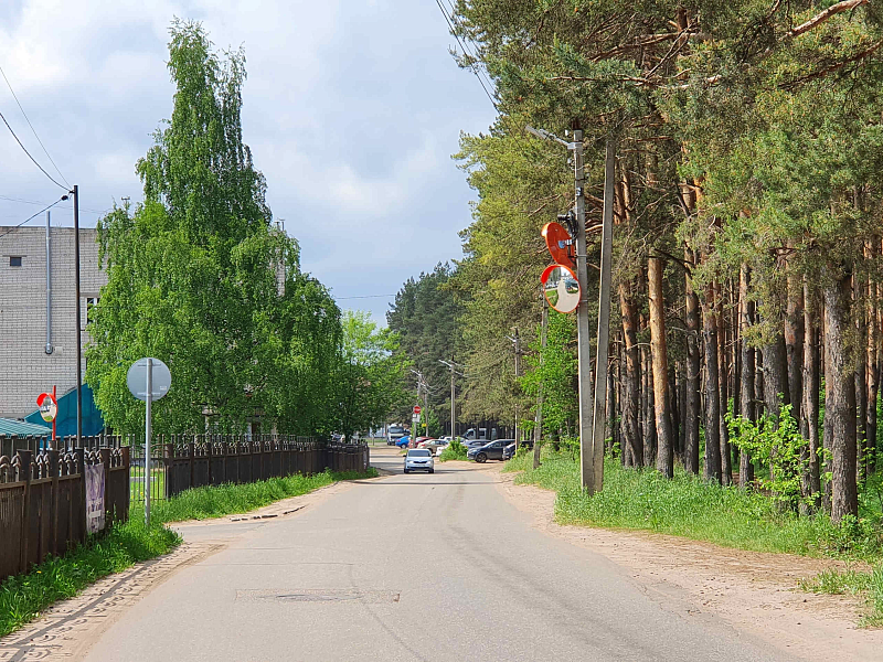 Обеспечение большого угла обзора в слепой зоне выезда с парковки