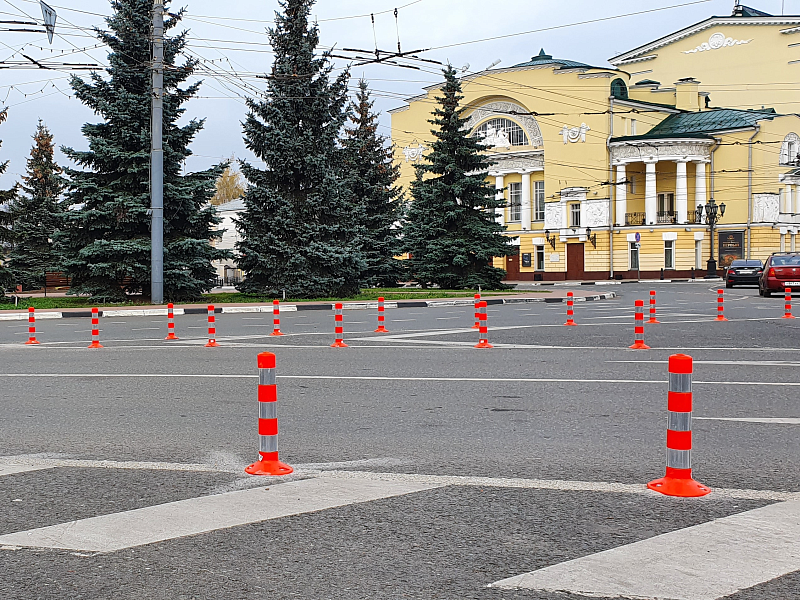 Гибкие столбики для выделения островков безопасности на проезжей части
