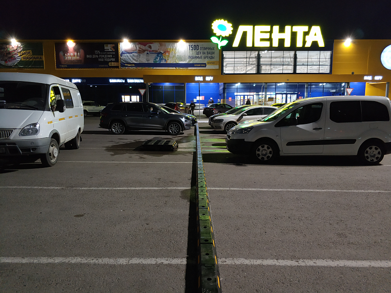 Разделение парковочных мест у гипермаркета «Лента» с помощью дорожных делиниаторов Разделение парковочных мест у гипермаркета «Лента» с помощью дорожных делиниаторов