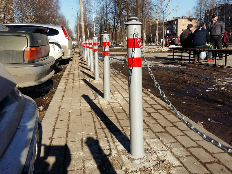 Разделение проезжей и пешеходной части бетонируемыми парковочными столбиками