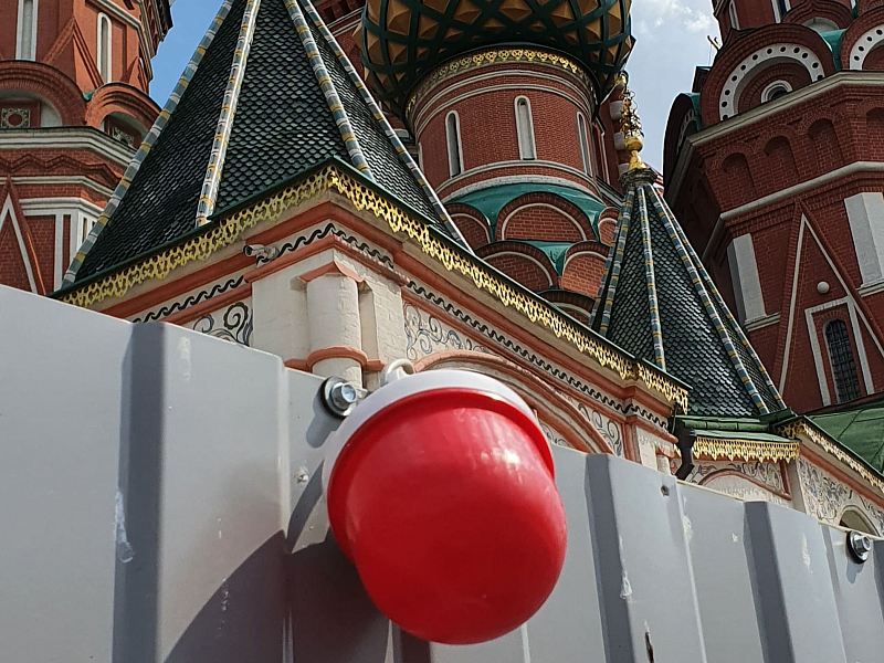 Осветительные фонари на временном ограждении участка ремонтных работ